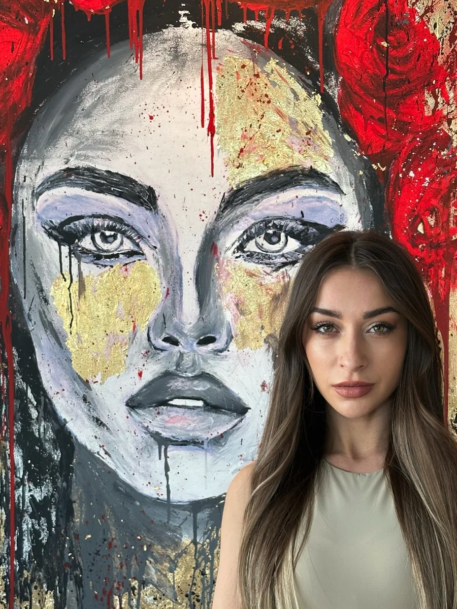 Gabriella Raykova junto a una obra de arte